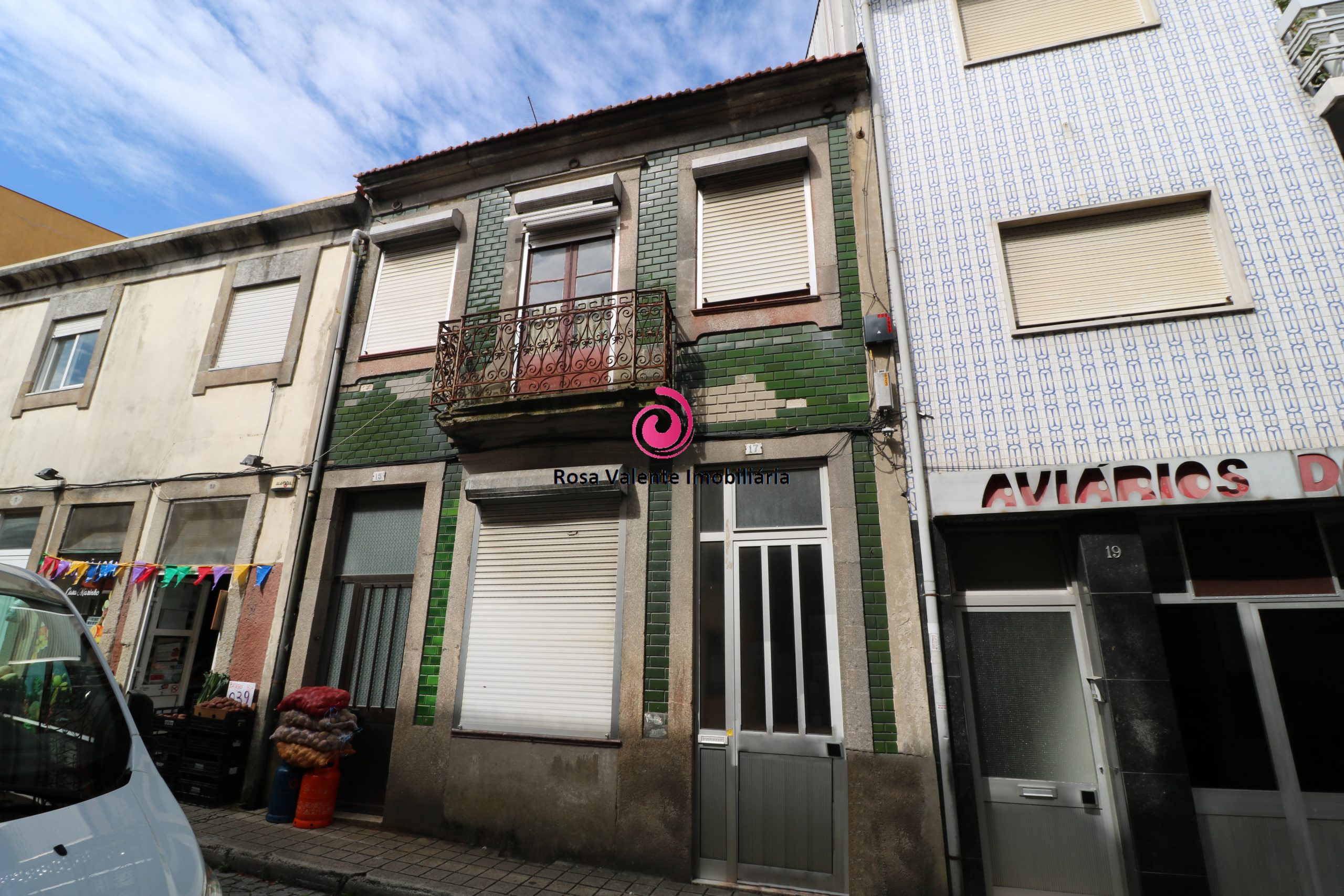 Prédio c/ 11 divisões, para reconstrução total – Campanhã, Porto